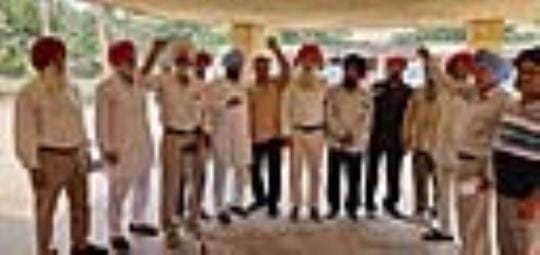 Power crisis in Sector-67, distressed people staged a protest