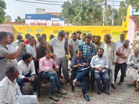 Investigation on complaint of hand pump scam in Garhi Hasanpur, ruckus in Panchayat Bhawan