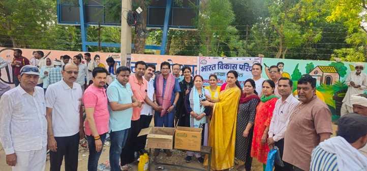 Food was served to the workers at Bhagwan Parshuram Chowk