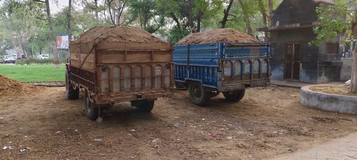 5 tractor-trolleys loaded with gravel caught