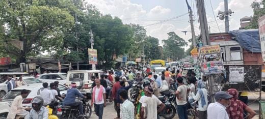 There was a huge traffic jam at Nariyav Bavli Chowk