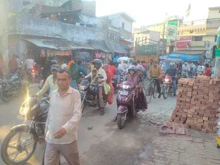 There are seven turns on a two kilometer road, there is a traffic jam in Khiri town