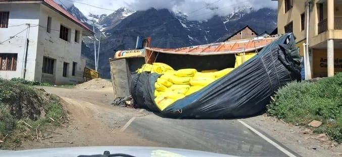 A truck loaded with fertilizer overturned in Kargha of Lahaul, driver safe