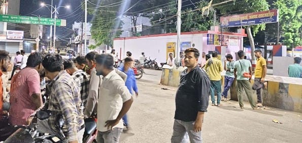 Three accused arrested for duping more than 100 people in shahjahanpur