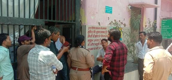 A handicapped person who brought his pregnant wife to the women's hospital was treated rudely