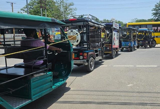 Irregular e-rickshaws removed from the road by tying them with rope