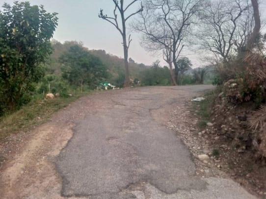 Slethi-Bhindla connecting road is in bad condition, drivers are troubled