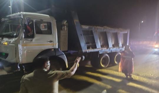 Two dumpers carrying soil after illegal mining were confiscated, one driver arrested