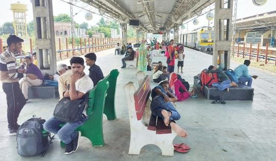 Summer special trains are late, railway passengers are suffering in the scorching heat