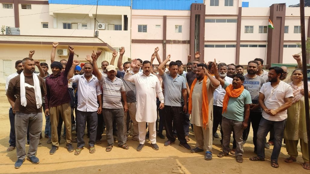 Pharmaceutical company locked down, police deployed, workers protest