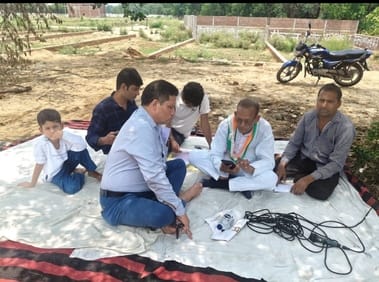 Kanshiram Yojana flats buried under garbage, Congress leader staged a sit-in protest