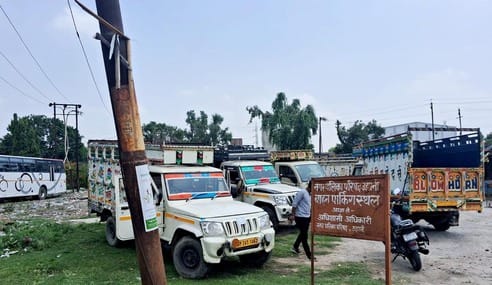 Traffic police removed vehicles from the roadside