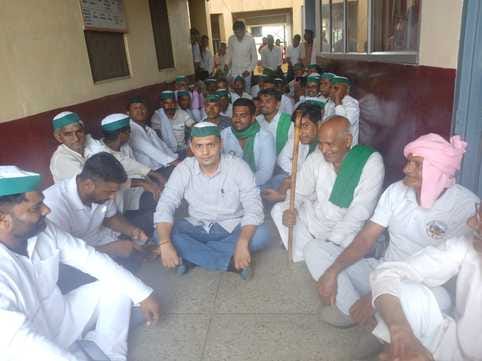 Farmers surrounded the office of AR Co-operative and raised slogans