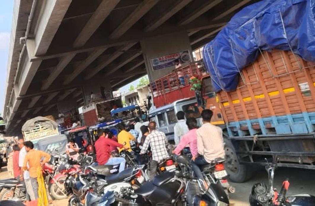 Weekly market caused traffic jam, vehicles were stuck for hours