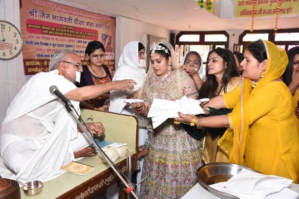 Labdhi Jain performed the saffron ritual before Bhagwati initiation