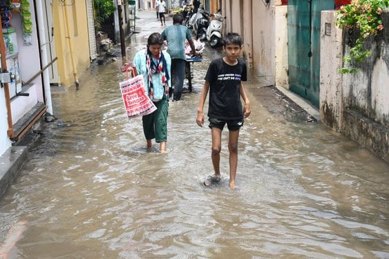 Waterlogging in many areas of the city due to rain for about 45 minutes