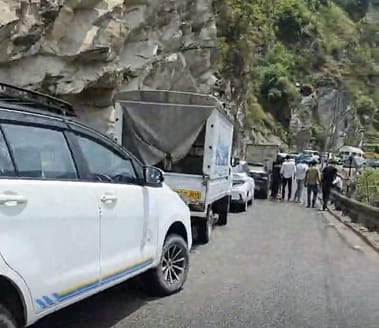 Long traffic jam on Bhuntar-Manikaran road
