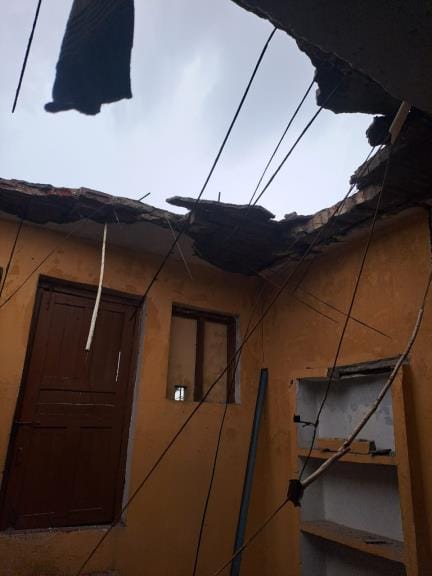 The lintel of the house fell due to lightning in Chakarpur
