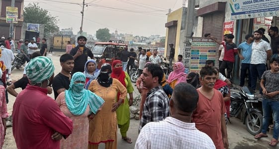 Road traffic jam due to lack of drinking water supply