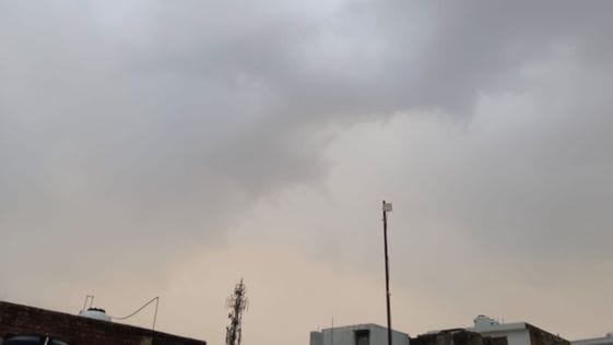 There was drizzle with strong wind in Narnaul on Thursday evening