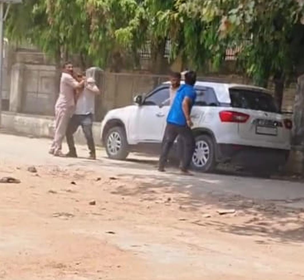 Fight between Pradhan and contractor in block office