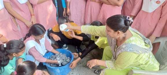 Make toys and utensils from paper and Multani soil