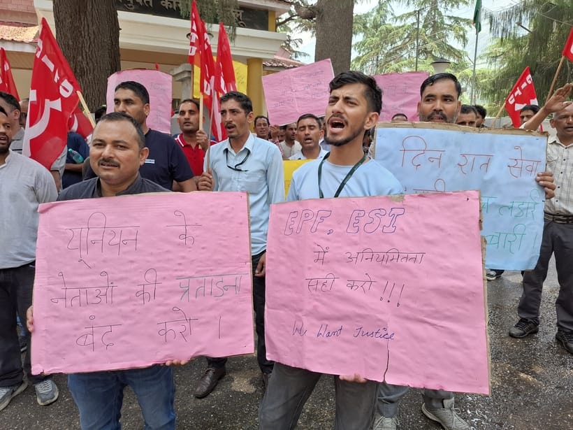 108 and 102 ambulance workers took to the streets to demand their demands