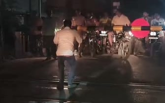 E-rickshaw got stuck in the gate, the gateman made the driver do sit-ups on the track