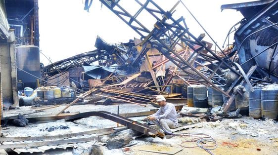 The fire in the factory is still burning on the eighth day, Ghaziabad team is busy removing the debris