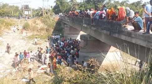Muzaffarpur Bihar news: girl dead body under bridge who came grandmother's house before one month