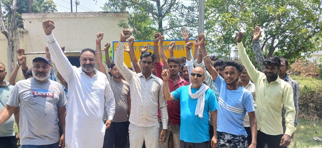 Angry villagers protested by gheraoing the Electricity Corporation office
