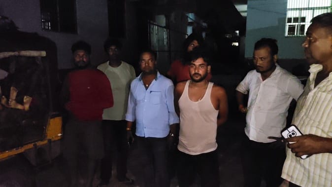 पोस्टमार्टम के लिए मधेपुरा सदर अस्पताल पहुंचे परिजन। फोटो- अमर उजाला डिजिटल