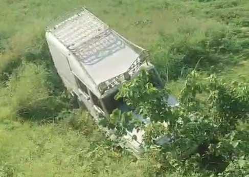 Muzaffarpur Bihar news :school van divert on road side many children injured driver flee away