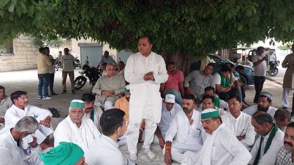 No fertilizer in committees, farmers create ruckus at sugarcane committee
