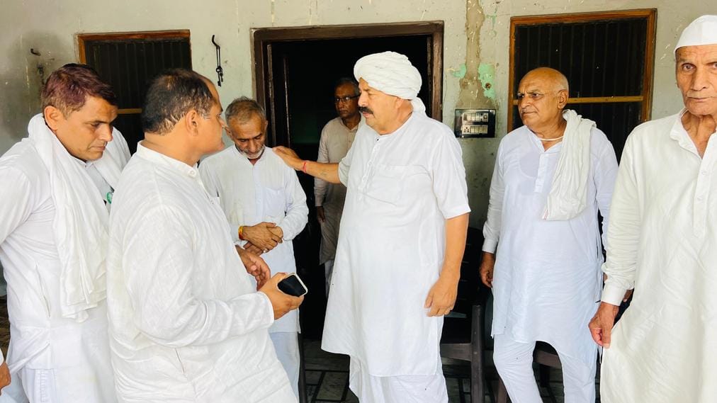 Bhakiyu president Naresh Tikait met the family of constable Saurabh