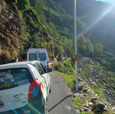 Five roads including Munsiyari-Milam closed due to landslide, people worried