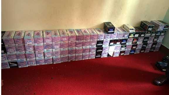 A Nepali was caught with mobile displays worth lakhs of rupees