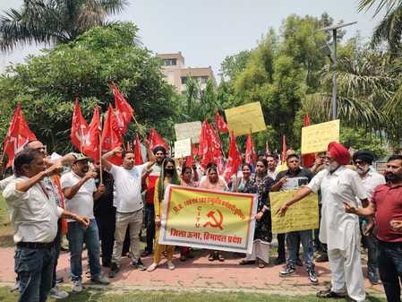 Ambulance workers roared in MC Park over their demands