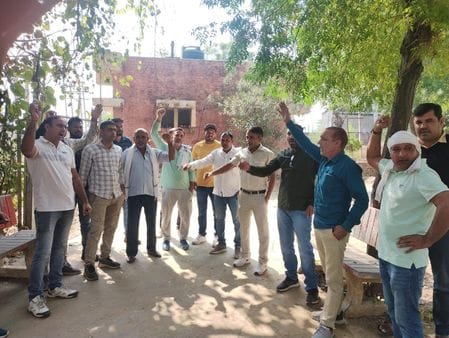 Employees raised slogans against privatization