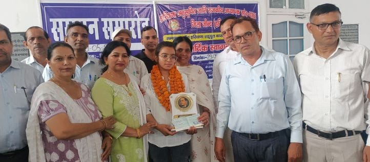 The teachers' union honoured Saroj Tandon, who was the state topper in class 12th