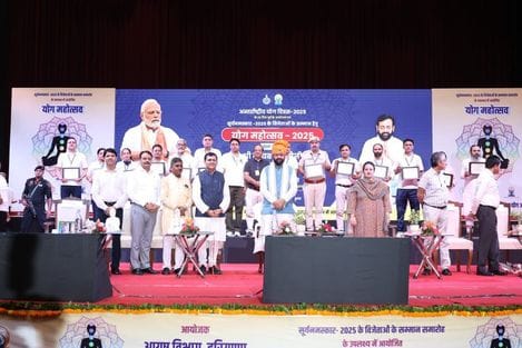 The Chief Minister honored the Yoga Assistant of Barad Kheda