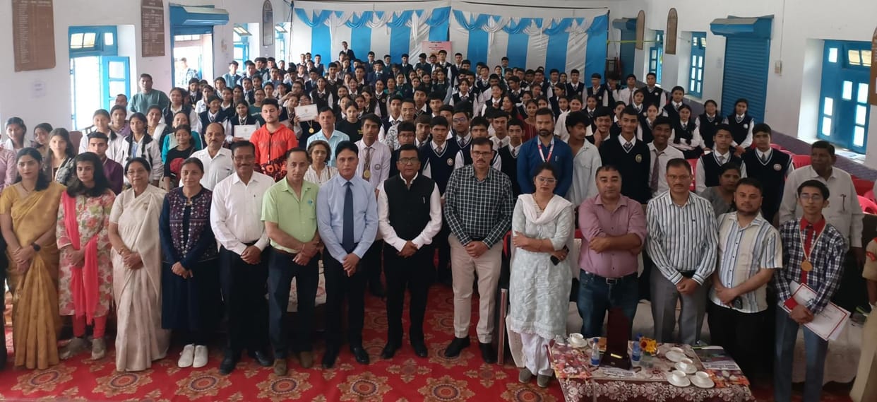 The faces of the meritorious students lit up after receiving the Bhavishya Jyoti Award.
