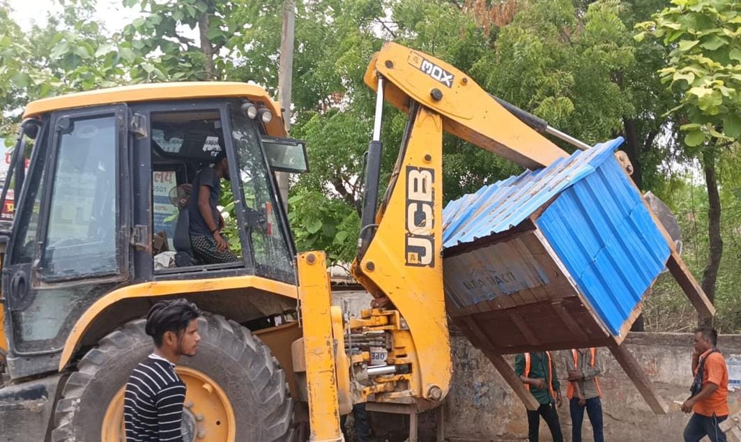 Nagar Panchayat removed 85 illegal encroachments