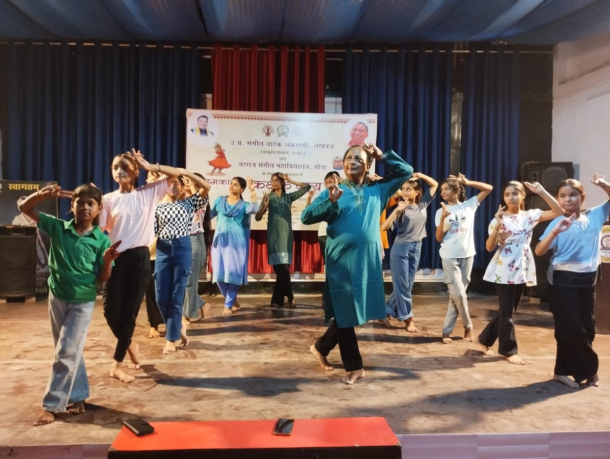 Children are learning singing, playing and dancing in the workshop