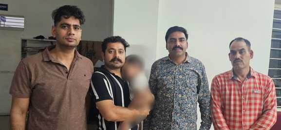 बच्चे के साथ छिंदवाड़ा पुलिस