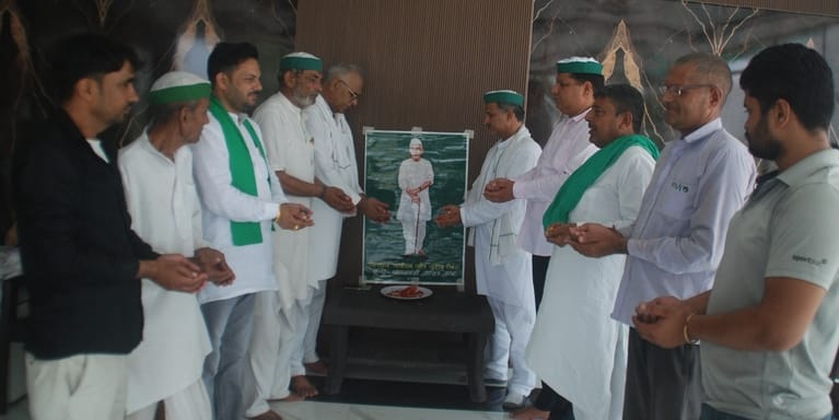 Tributes paid to farmer messiah ChoudharyTributes paid to farmer messiah Choudhary Charan Singh Charan Singh