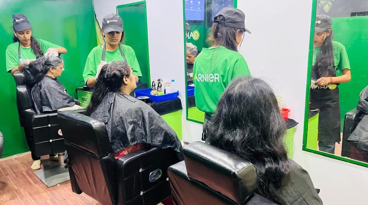 Kannauj Garnier color van is giving new color to hair of city crowd gathered for free hair color
