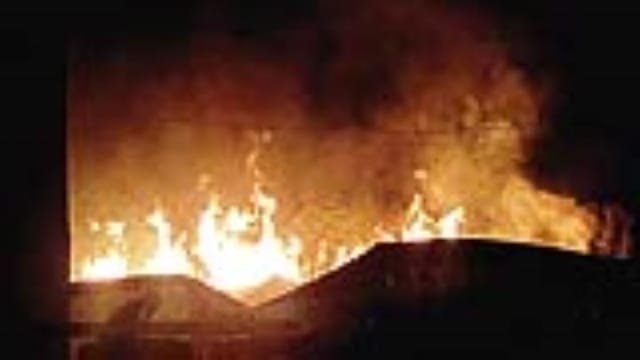 एक शटरिंग के गोदाम में शॉट शर्किट से आग धधक उठी