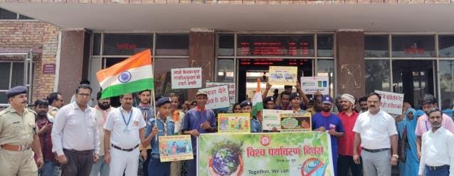 Railway workers gave the message of environmental protection