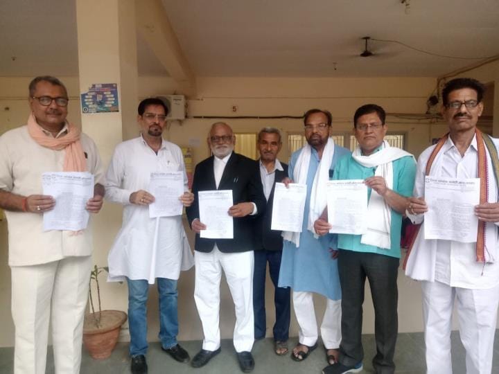 Congress workers protest against power cuts